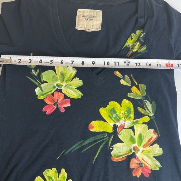 Abercrombie & Fitch Navy Blue Tropical
Floral Knit V Neck Size Medium - Picture 7 of 14